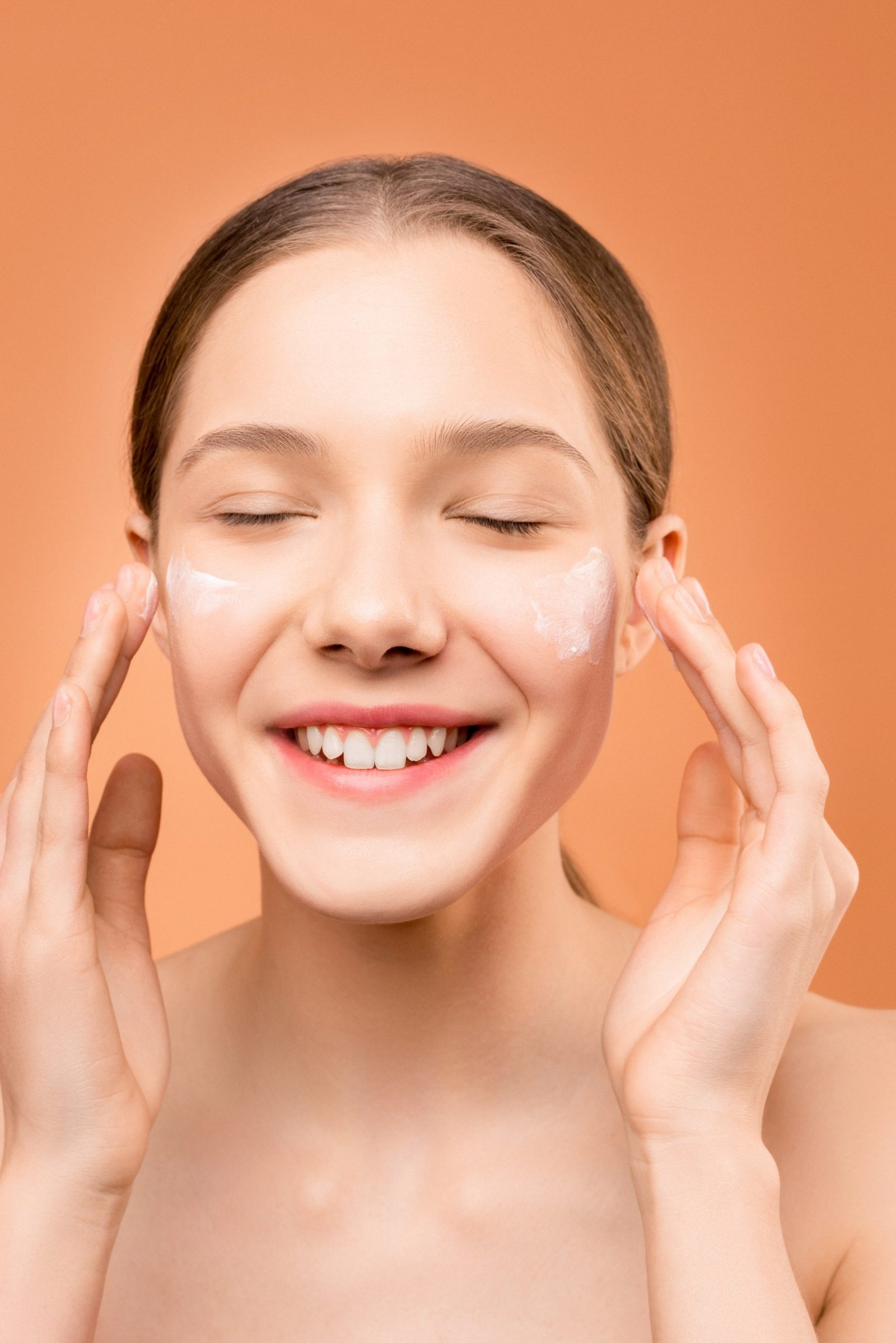Le miel possède de réels bienfaits pour notre santé, mais également sur notre peau. C’est pour cela que nous retrouvons aujourd’hui le miel dans de nombreux produits de beauté et cosmétiques. Nous vous dévoilons nos conseils…