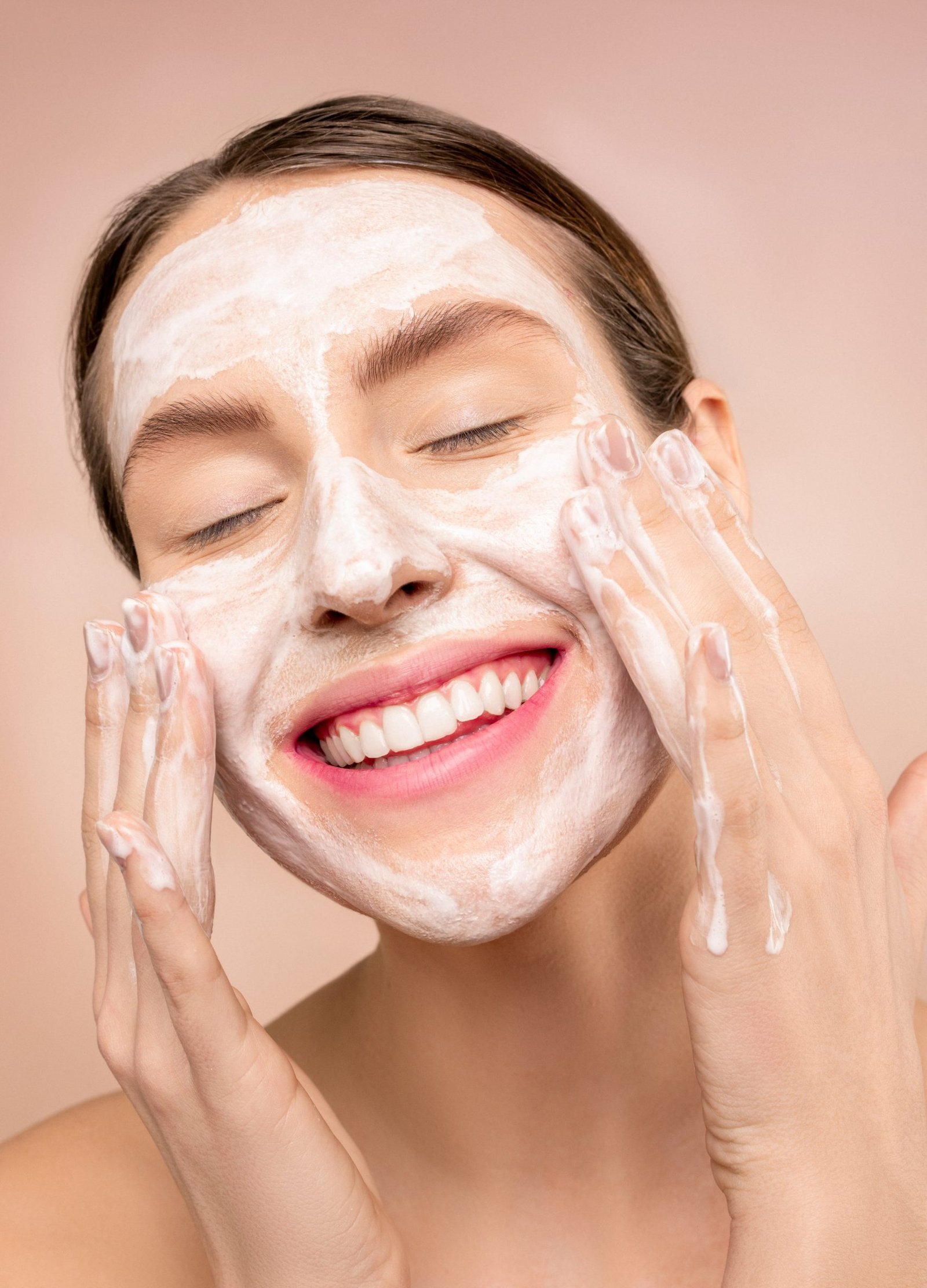 Depuis de nombreuses années les produits de la ruche sont reconnus pour leurs utilisations dans les produits cosmétiques ainsi que les produits de soins Nous vous proposons de découvrir tous les secrets naturels que peuvent vous offrir les produits de la ruches pour votre peau, en réalisant vous-même vos propres soins maison et naturels (Baume à lèvre à la cire d’abeille, masque au miel…)
